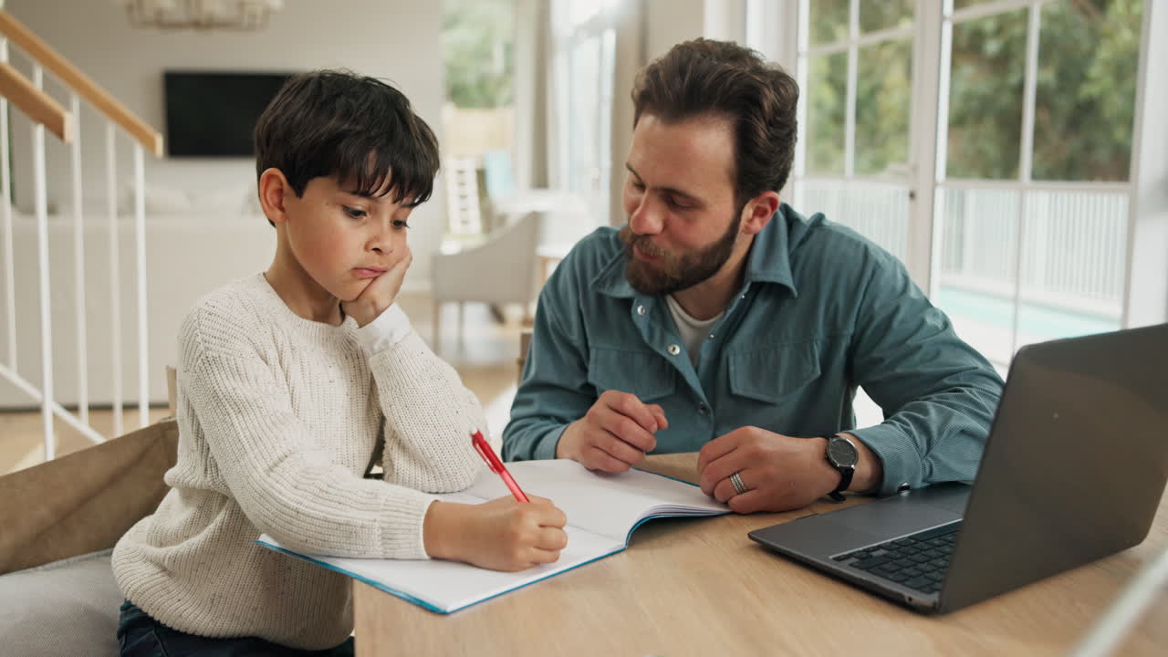 Padre aiutando il figlio con i compiti