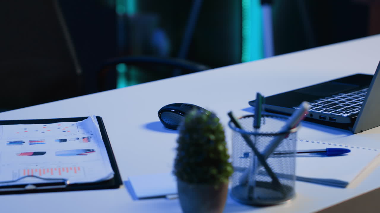 mesa de escritório cheia de itens de produtividade em casa vazia