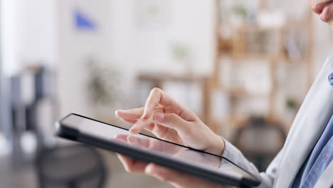 manos, oficina o mujer escribiendo en la tableta trabajando
