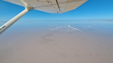 Lake-Frome-touristic-flight-experience,-Aircraft-flying-along-Salt-flat-lake,-Scenic-Landscape