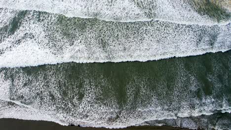 Disparo-Aéreo-De-Drones-De-4k-Flotando-Sobre-La-Marea-Del-Océano-En-La-Playa-De-Oregon