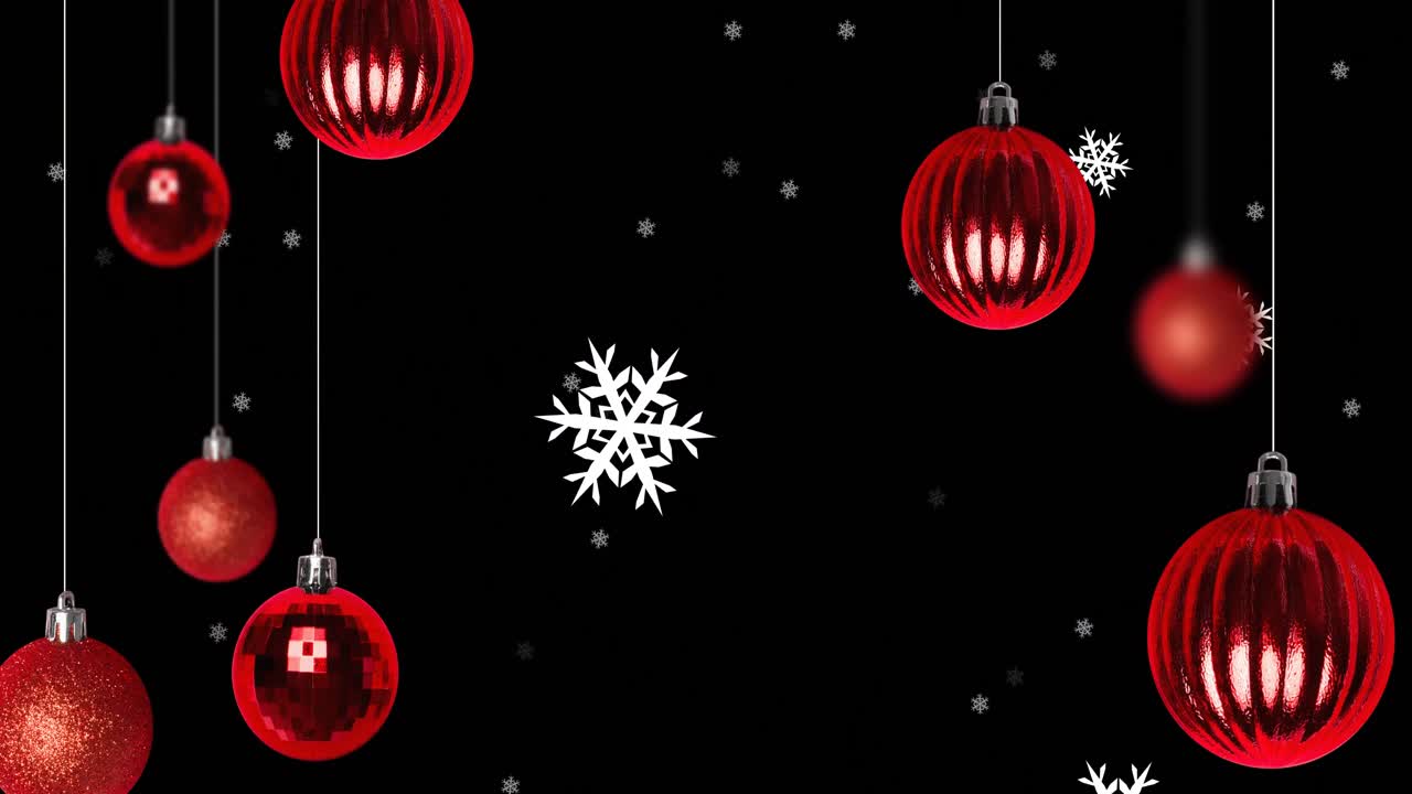 nieve cayendo sobre bolas rojas sobre un fondo negro