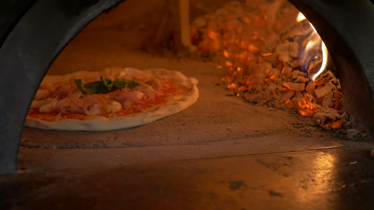 hornear pizza en horno de leña parte 1 de 3 hd