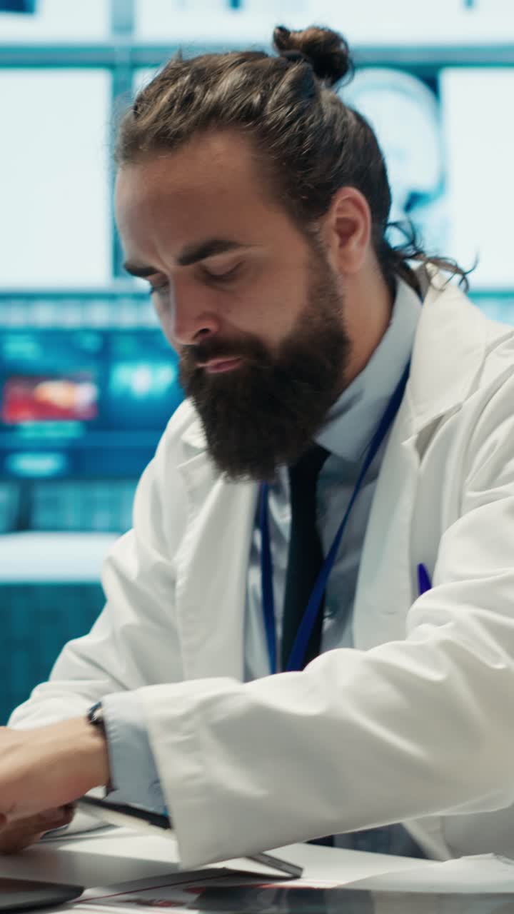 Video verticale: Medico frustrato e arrabbiato che lancia documenti, lavorando sotto pressione.