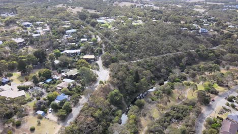 drone aéreo sobre la exuberante ciudad de campo en el puerto de victor con árboles y un río