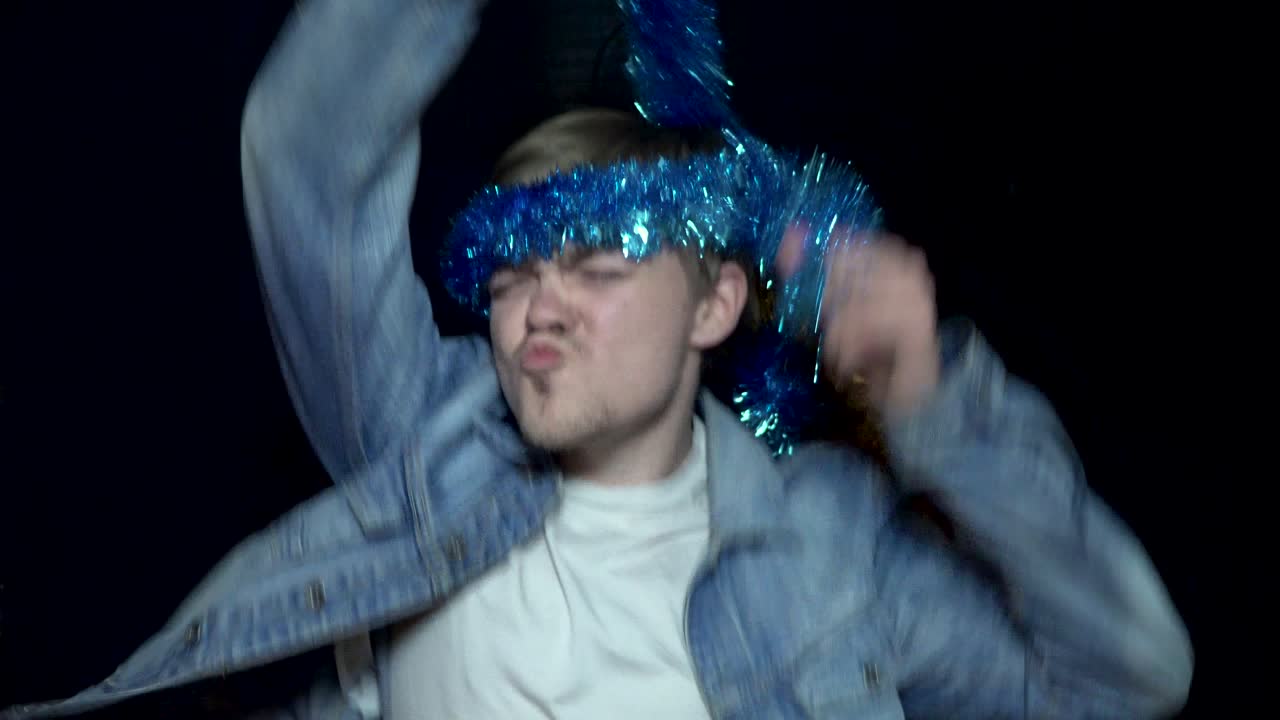 크리스마스 즐을 입은 남자