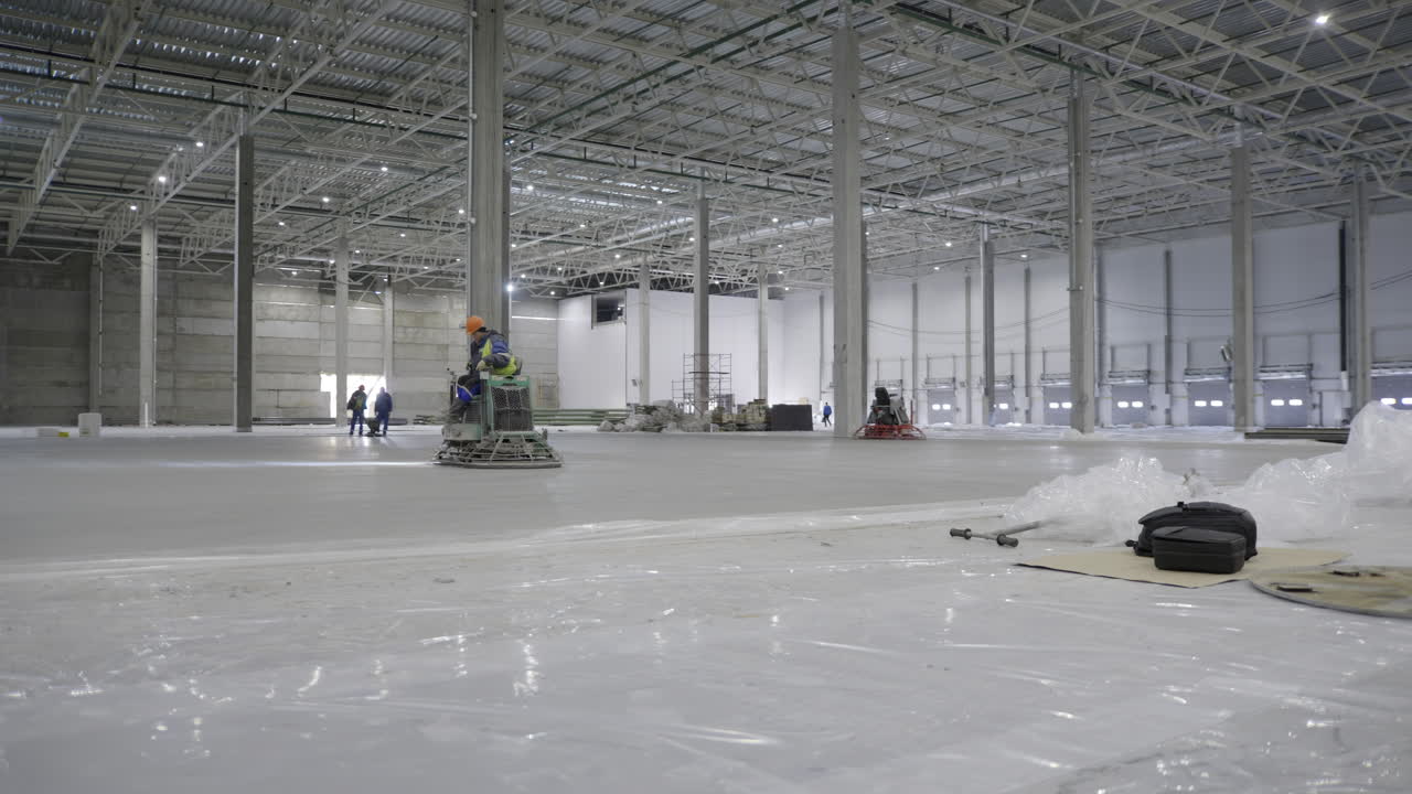 instalación de pisos de hormigón en el almacén