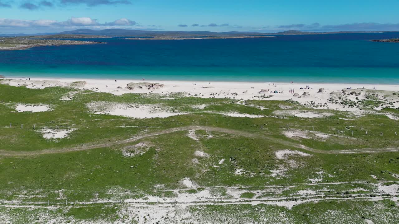 la playa de errisbeg es un impresionante tramo de costa ubicado en el condado de mayo, irlanda