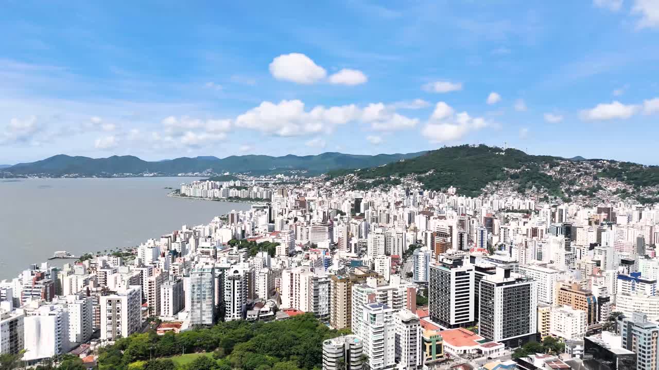 vista urbana de florianópolis con el océano y el horizonte de la playa en un día soleado
