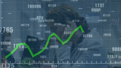 Animation-Von-Zahlen-Und-Grünen-Diagrammen-über-Einer-Biracial-Frau,-Die-Im-Büro-Ein-Telefon-Headset-Trägt