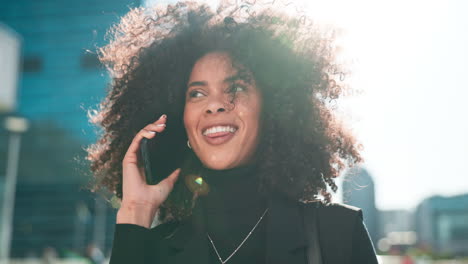 al aire libre, llamada telefónica y mujer con una sonrisa