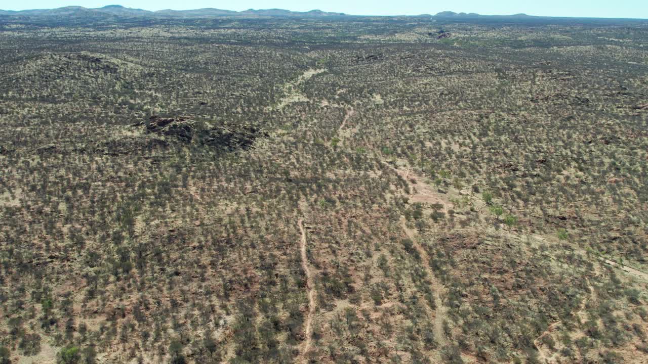 Veduta aerea dell'inizio del Larapinta Trail (estremità orientale), a nord di Alice Springs, Mparntwe. Territorio del Nord, Australia. Agosto 2022