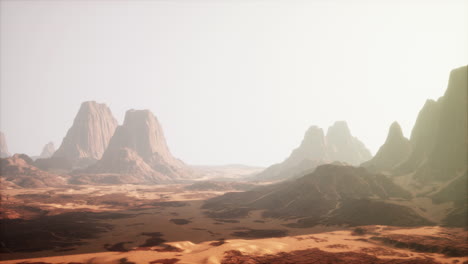paisaje desértico alienígena: montañas parecidas a las de marte y dunas de arena roja