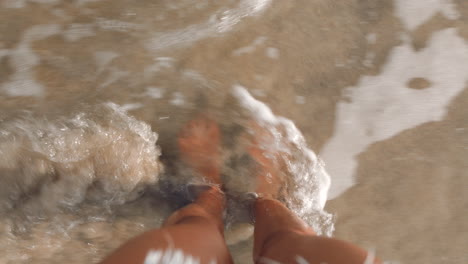 Wasser,-Sommer-Und-Füße-Einer-Person-Am-Strand