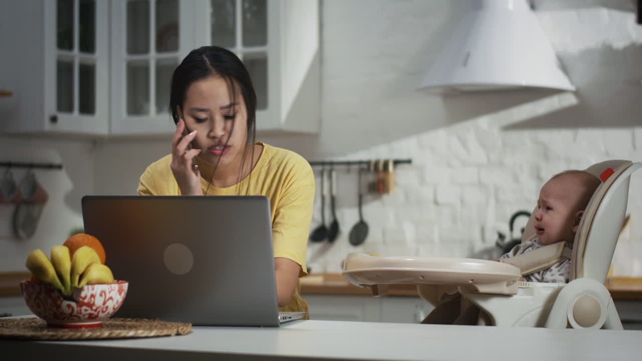 아기 와 함께 일 하는 엄마