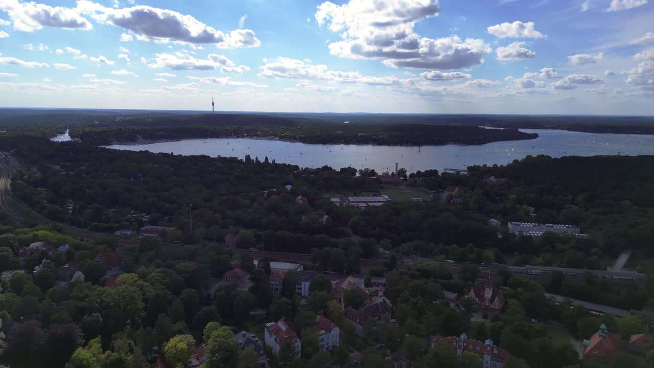 푸른 하늘과 구름을 가진 은 날, 푸른 숲에 둘러싸인 호수, 아름다운 공중 전망, 위에서 찍은 드론 비행 영상