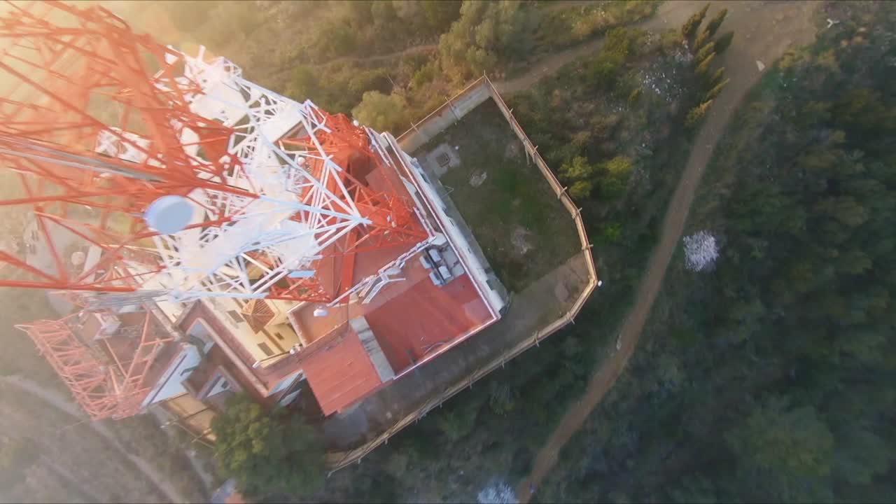 antena fpv volando hacia arriba y sobre la parte superior de una torre de comunicaciones