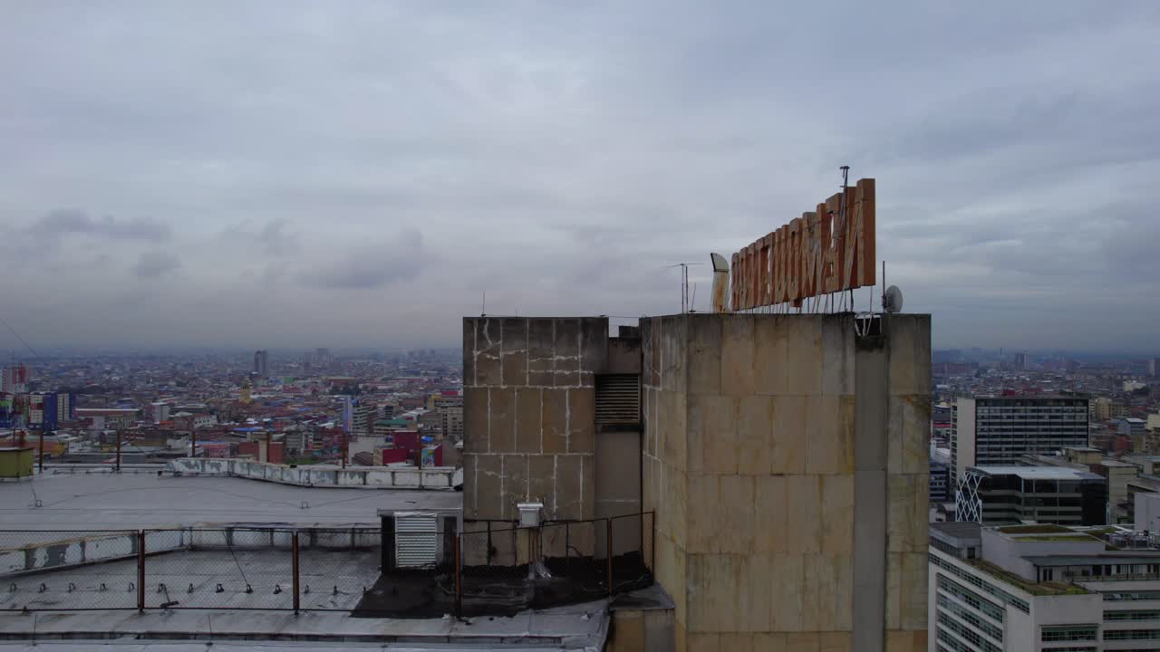 sus elegantes contornos cortan el horizonte de la ciudad con elegancia y gracia.
