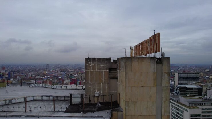 i suoi contorni eleganti attraversano lo skyline della città con eleganza e grazia.