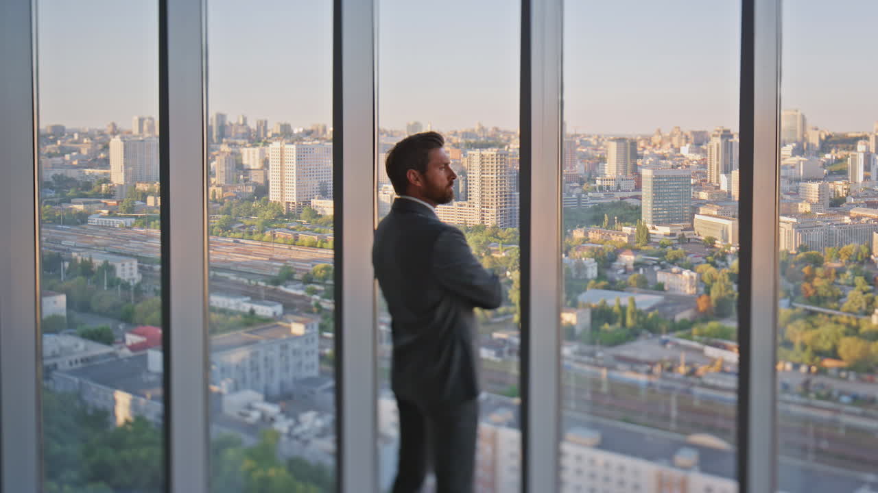 hombre profesional admirar el paisaje urbano en la oficina moderna. gerente pacífico descansando