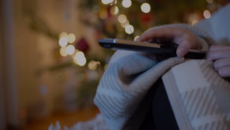 Mujer-Cubierta-Con-Una-Manta-Caliente-Viendo-La-Televisión-En-El-Salón-En-Navidad-4