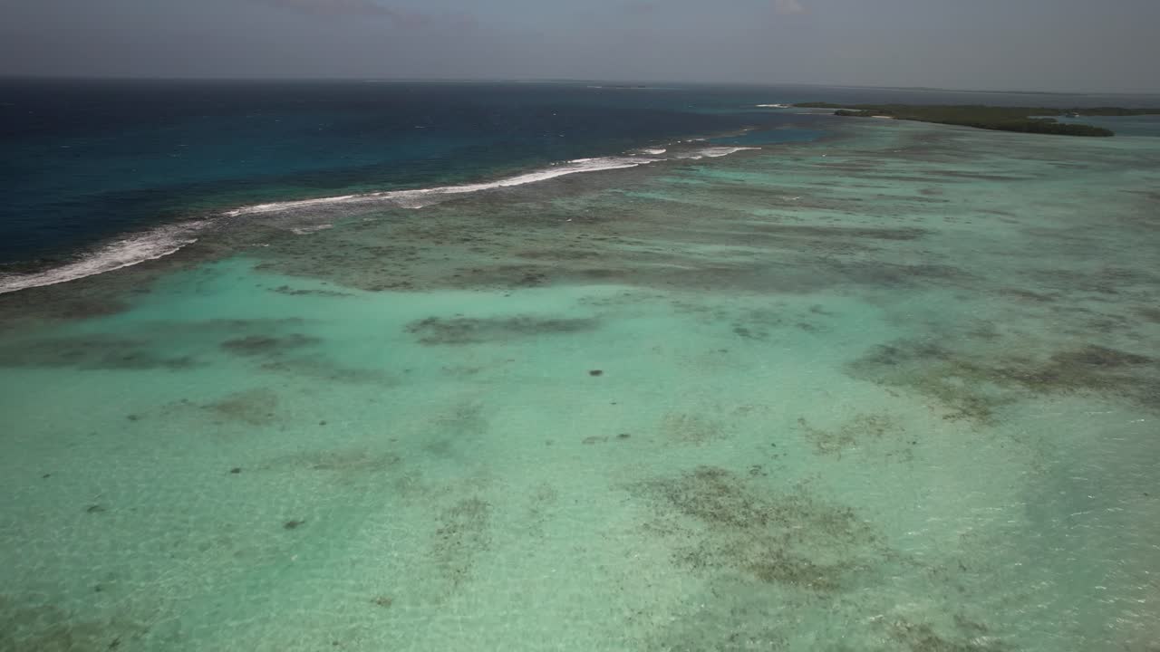 aguas prístinas y atolones del archipiélago de los rocas en venezuela, cielo despejado, vista aérea