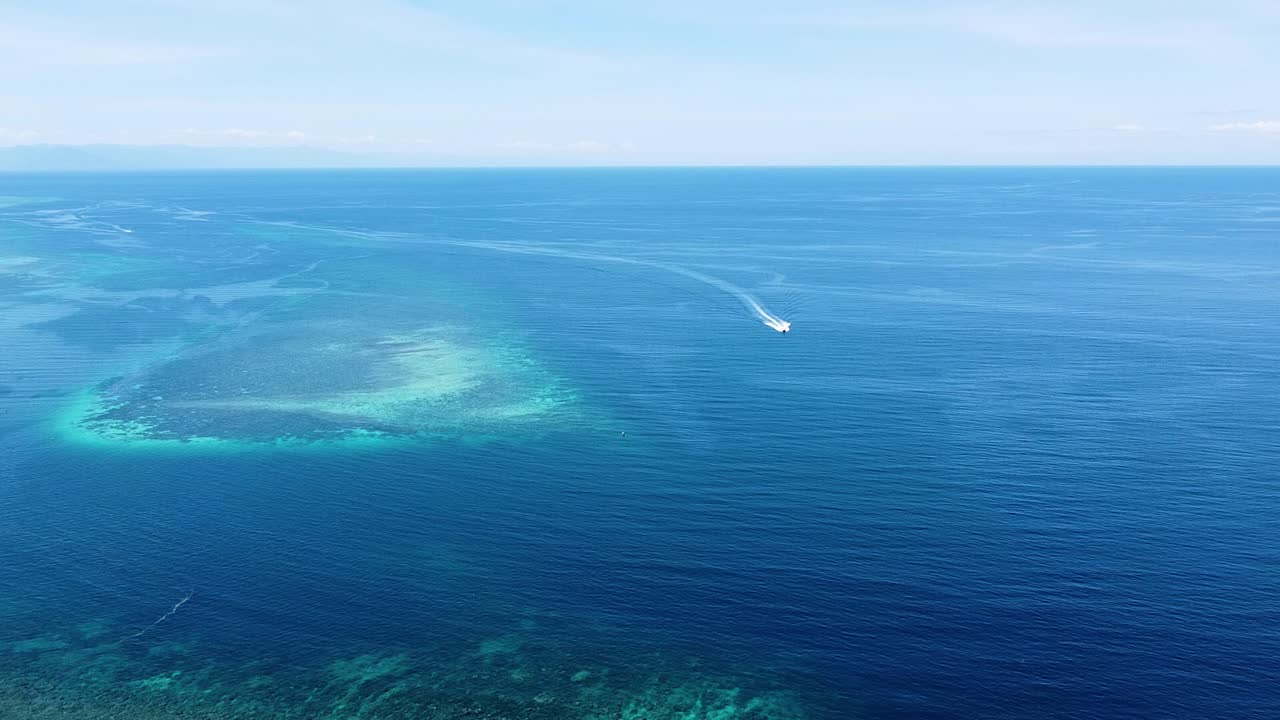 관광 다이빙 보트 코랄 리프 생태계를 항해하는 코랄 삼각형 티모르-레스테, 동남아시아, 놀라운 파란 바다 해경 전망