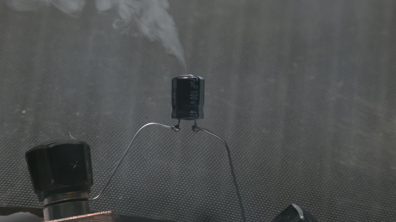 실험실에서 스트레스 테스트 중에 응축기 구성 요소 설정에 대한 자세한  ⁇ 은 테이블에 담배를 피우는 것으로 끝납니다.