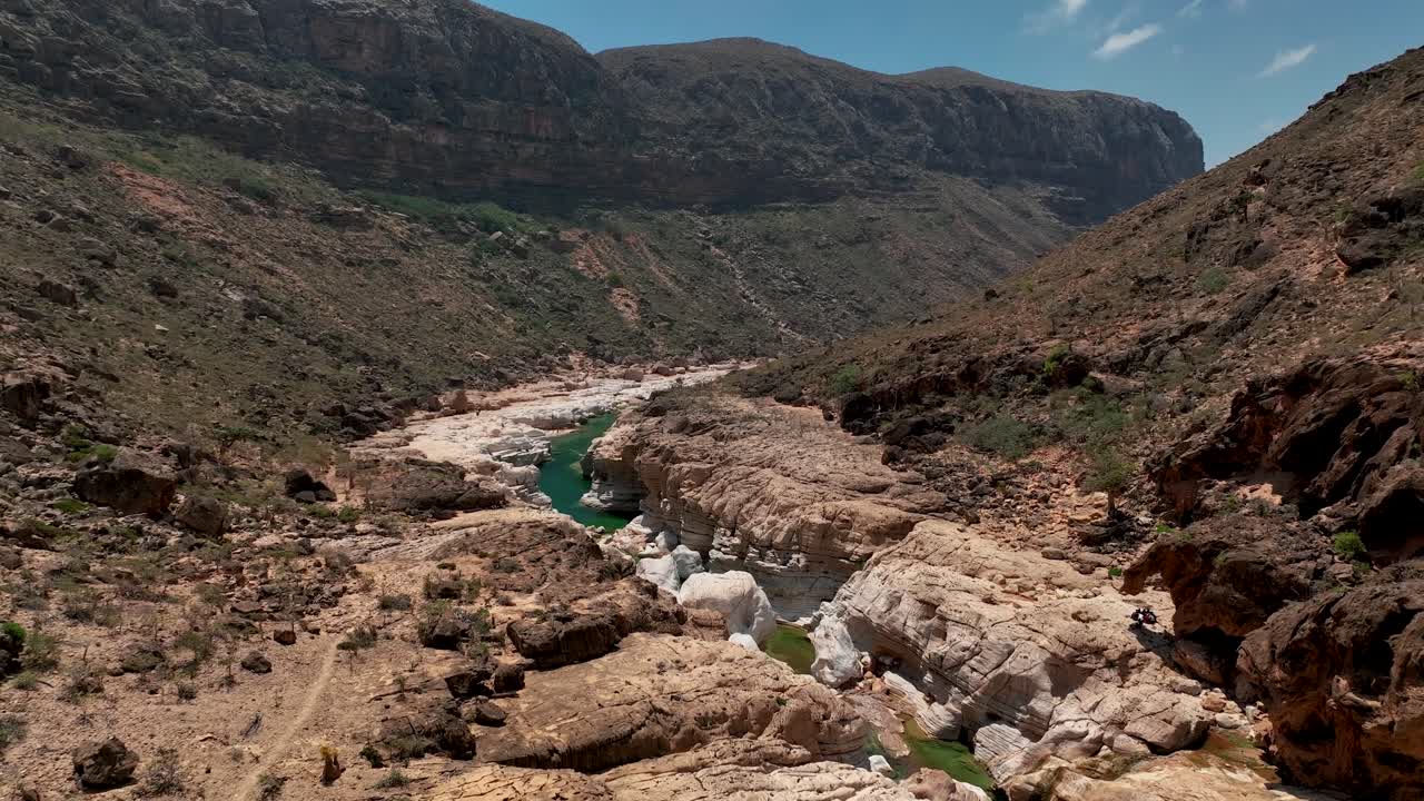 vista aérea del pintoresco cañón de wadi dirhur en la isla de socotra, yemen - toma de un avión no tripulado