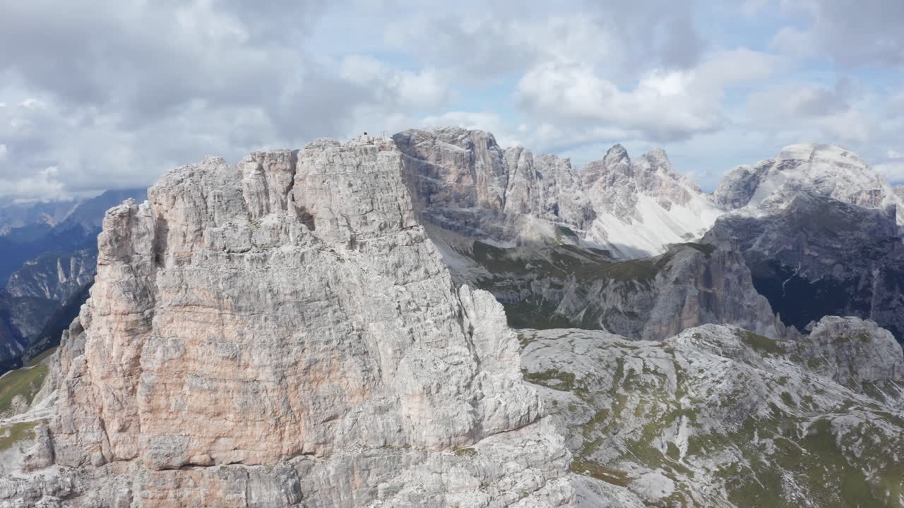 Ripresa aerea ravvicinata di un'alta cima di montagna nelle Dolomiti italiane, la Torre di Toblin, alle Tre Cime di Lavaredo