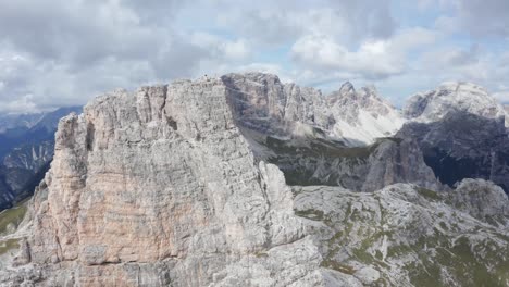 Primer-Plano-Aéreo-Del-Pico-Alto-De-La-Montaña-En-Los-Dolomitas-Italianos,-Torre-Di-Toblin,-En-Tre-Cime-Di-Lavaredo