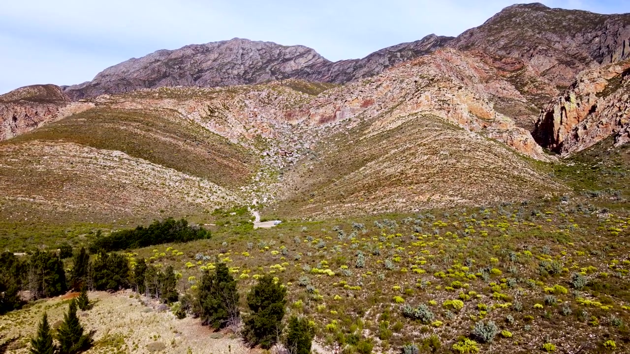 Panoramica con drone della montagna Langeberg con aspre formazioni rocciose, Cape Fold Belt