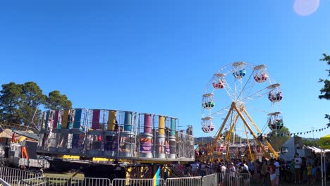 vergnügungspark mit riesenrad und fahrgeschäften