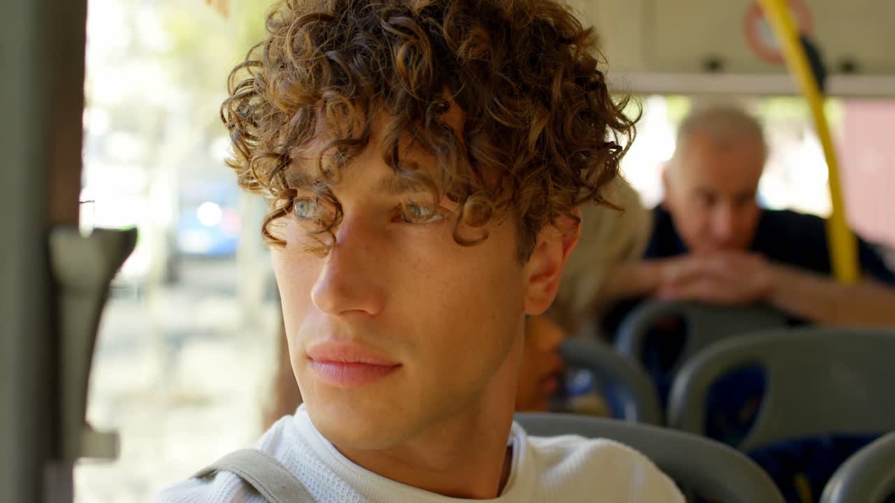 4k 버스에서 여행하는 남성 통근객