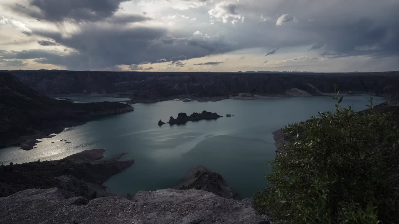 lapso de tiempo sobre el embalse de valle grande en la provincia de mendoza, argentina