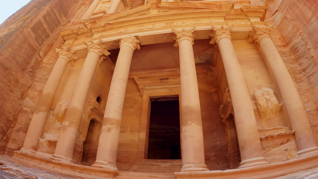 fotografía de cerca de las antiguas ruinas del tesoro en petra, jordania