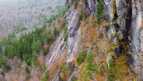 La-Toma-Aérea-De-Un-Dron-Viaja-Cerca-Del-Acantilado-De-Una-Montaña-En-La-Caída-Del-Monte-Washintgon,-New-Hampshire,-Estados-Unidos