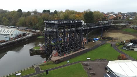 anderton canal victoriano industrial ascensor barco vista aérea río tejedor empujar bajando lento
