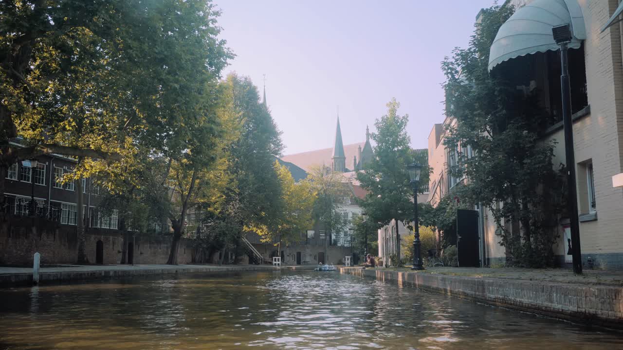 vista del barco desde el canal oudegracht en la ciudad de oudegracht en utrecht