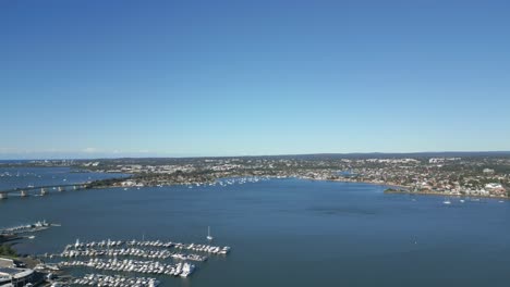 Atemberaubende-Luftaufnahme-Des-Blauen-Ozeans-Und-Des-Bootshafens-Im-Hafen-Von-Sydney