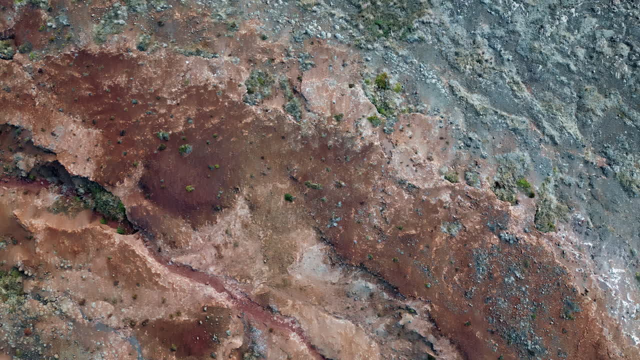 Vista aerea di un terreno roccioso. Pendii scoscesi erosi con pietre sparse