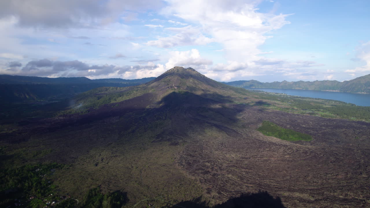 Vista aerea del Monte Gunung Batur, giornata di sole a Bali, Indonesia