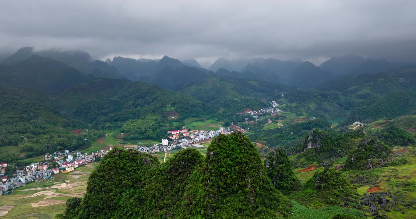 Thị trấn Đồng Văn, Việt Nam, địa điểm yên bình, cảnh hoàng hôn mờ sương, góc nhìn từ trên cao.