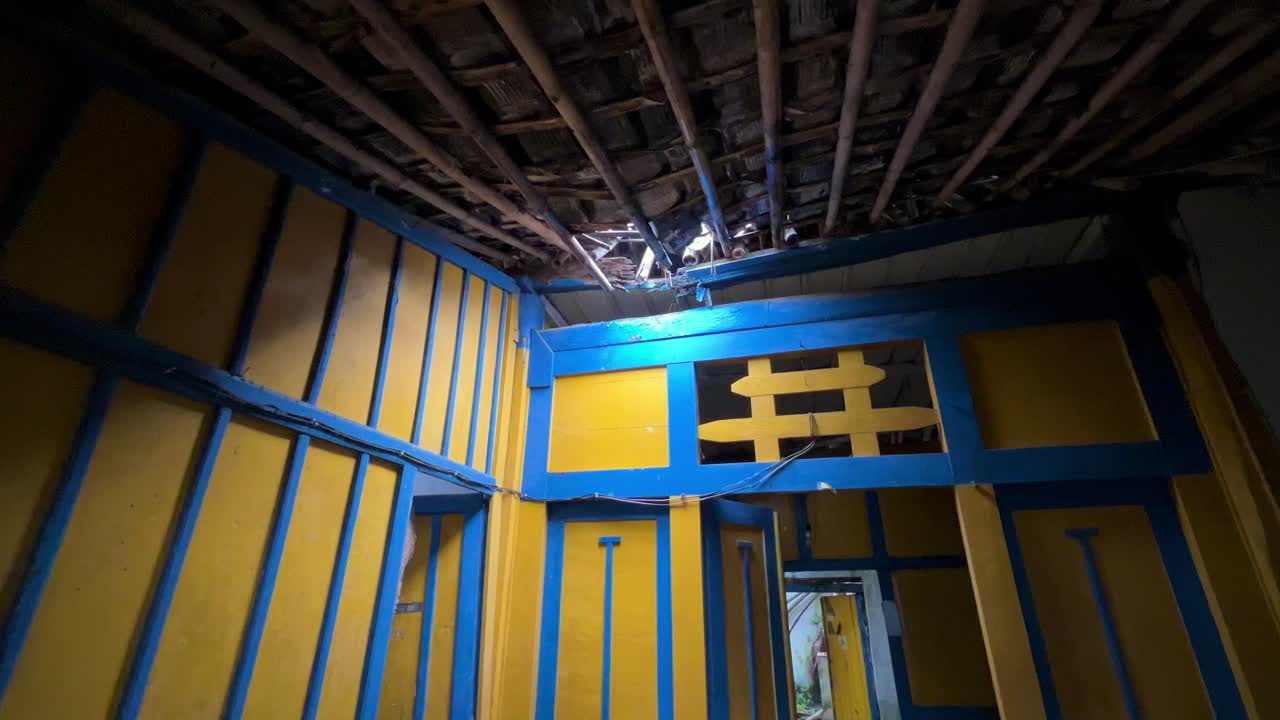 빛은 지붕의 구을 통해 집에 들어갑니다.