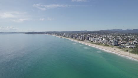 paisaje marino escénico en la ciudad de palm beach en gold coast, queensland, australia - toma aérea
