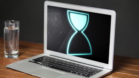 animación del icono del reloj de arena y procesamiento de datos en la pantalla del portátil