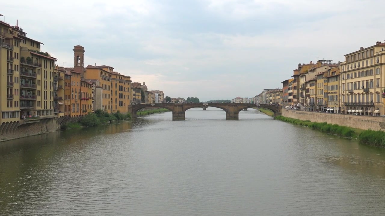 Vista panoramica del fiume Arno e del Ponte Santa Trinita a Firenze