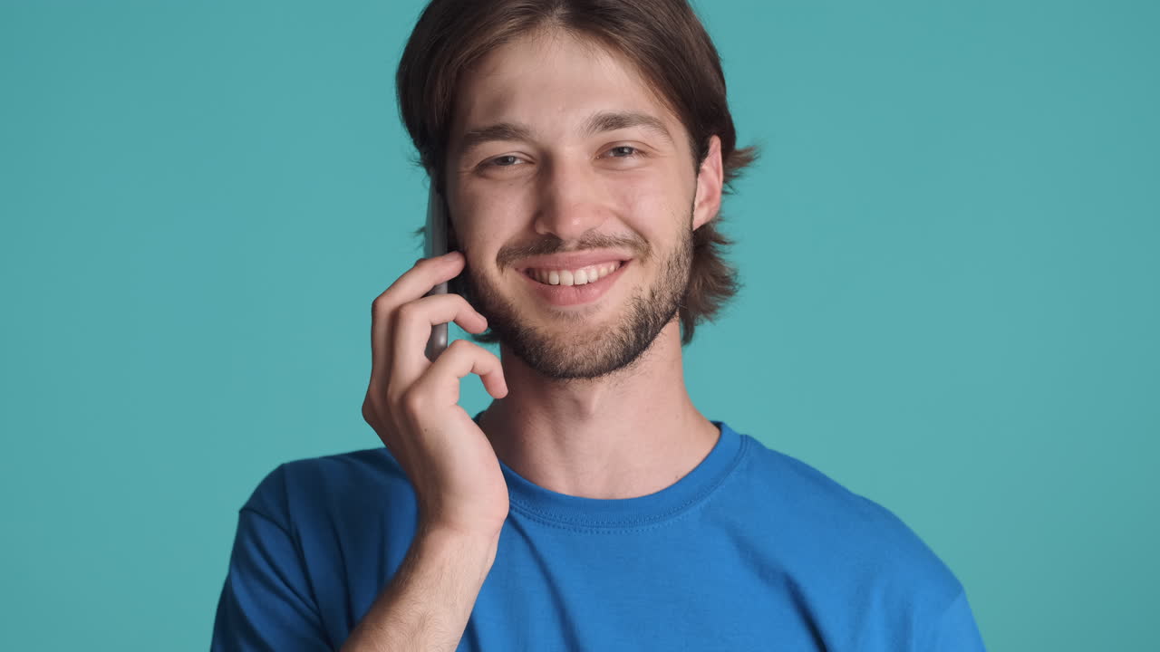 카메라 앞에 있는 백인 남성, 파란색 배경.