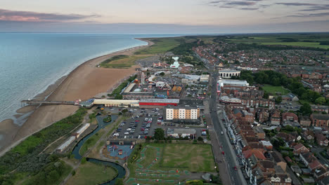 un balneario con algo para todos, desde actividades de adrenalina hasta días de relajación junto al mar, se ve desde arriba en skegness