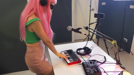 mujer grabando música electrónica en un estudio
